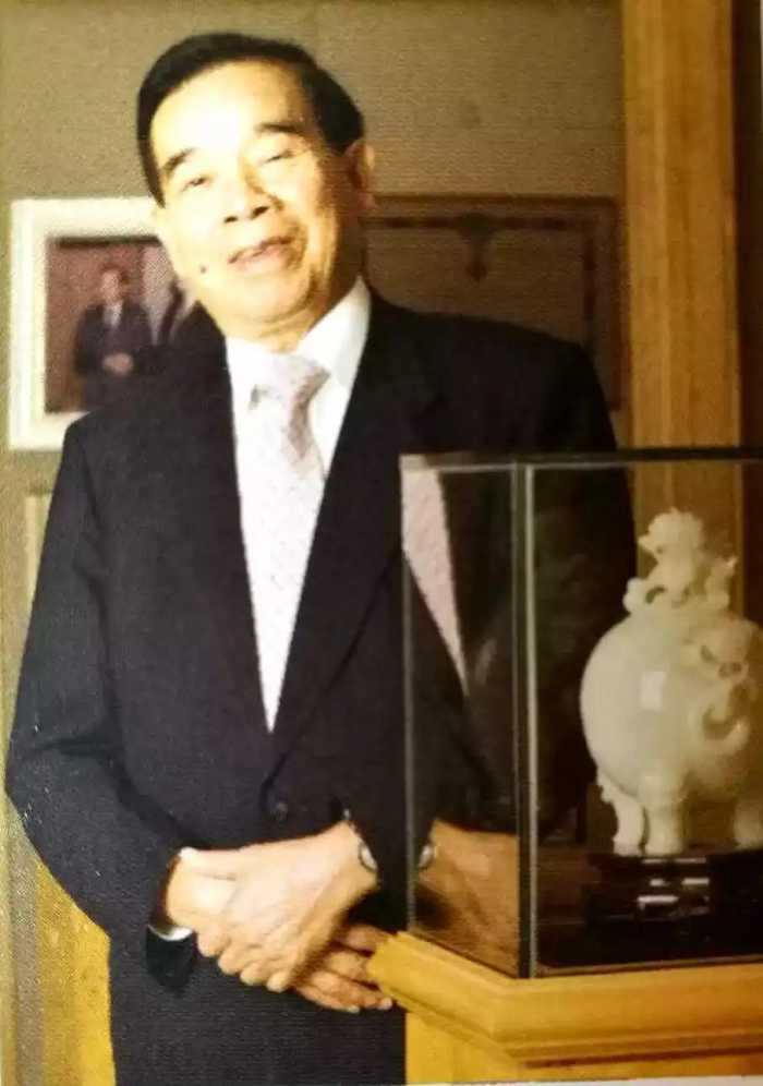 许家印在发展恒大集团时，是如何认识郑裕彤这位大佬的？